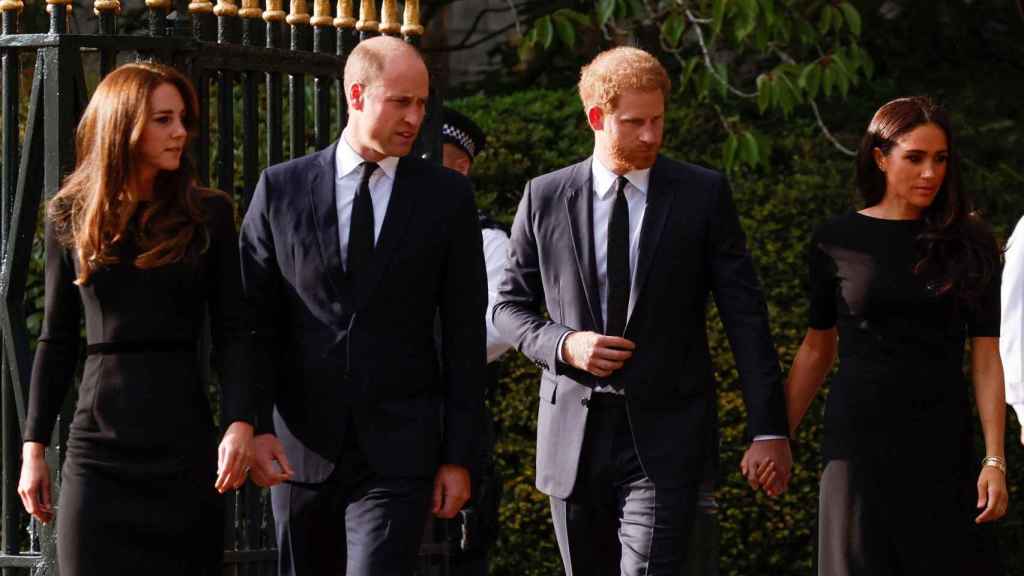 Los principes de Gales, Guillermo y Catalina, y los duques de Sussex, Harry y Meghan, a las puertas del Castillo de Windsor.