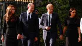Los principes de Gales, Guillermo y Catalina, y los duques de Sussex, Harry y Meghan, a las puertas del Castillo de Windsor.