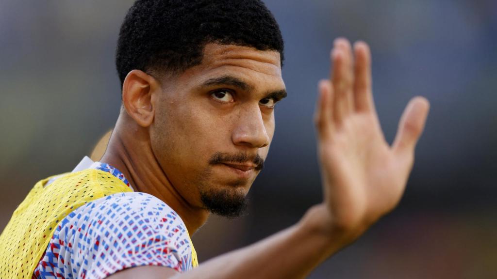 Ronald Araujo, saludando a los aficionados durante el calentamiento