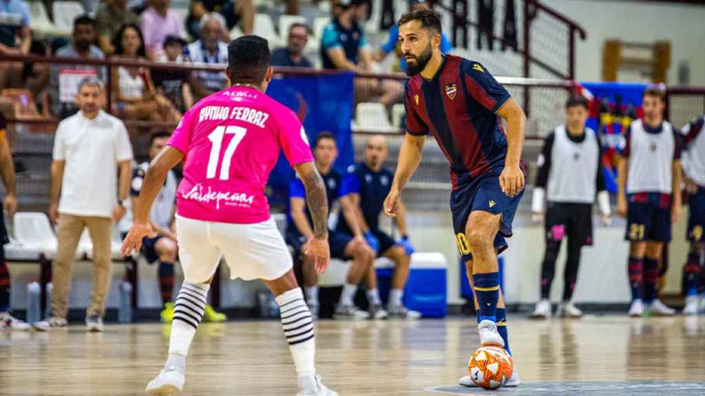 Rafa Usín, del Levante UD FS, controla el balón ante Bynho, del Viña Albali Valdepeñas. Foto: LNFS.