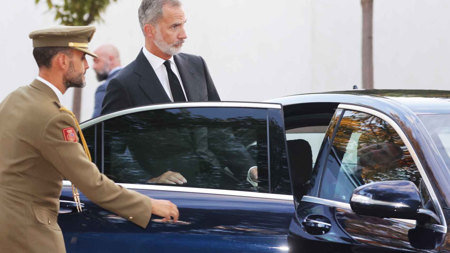 El rey Felipe entrando en el coche oficial, el Mercedes Clase S, tras dar el pésame al embajador de Reino Unido.