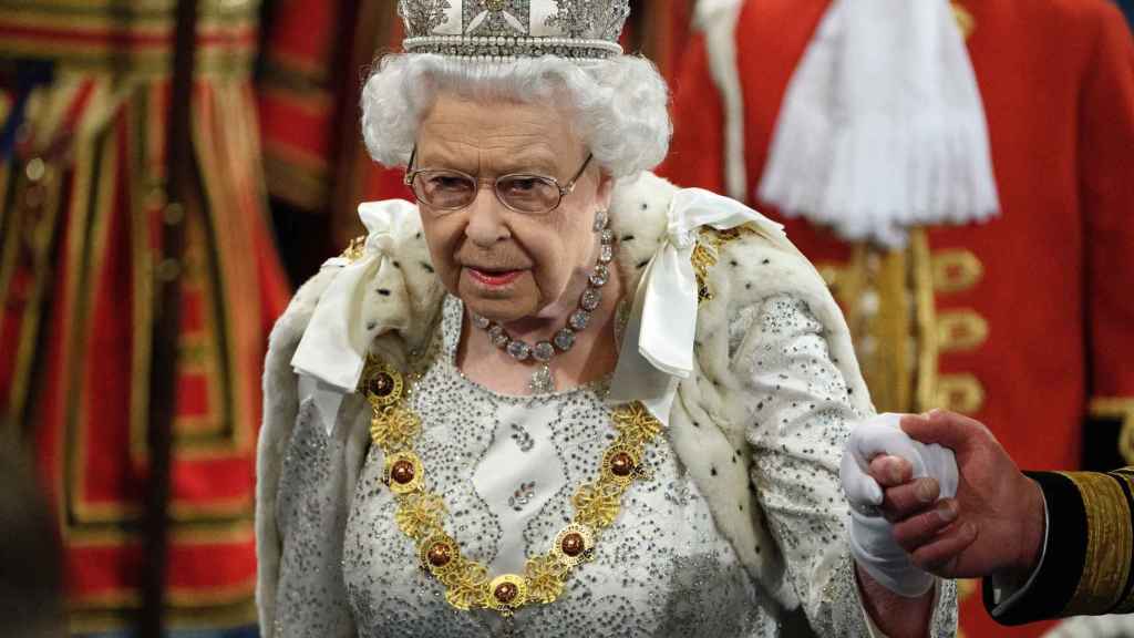 Isabel II, durante la apertura del Parlamento en Westminster.