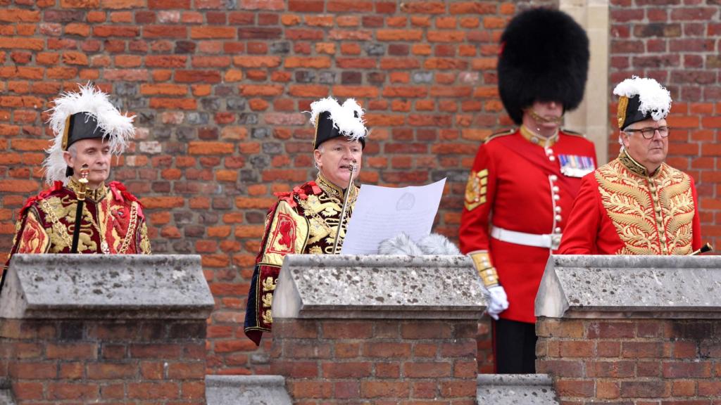 El rey de armas durante su discurso desde el balcón de St James.