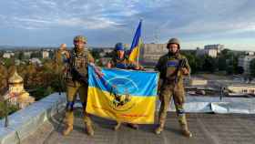 Soldados ucranianos celebran la reconquista en una localidad de Járkov este sábado.