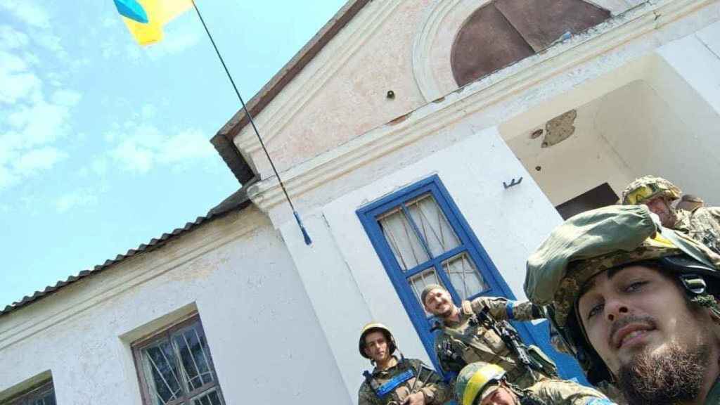 Ukrainian troops pose in Vasylenkove, one of the settlements they have recovered in Kharkov.