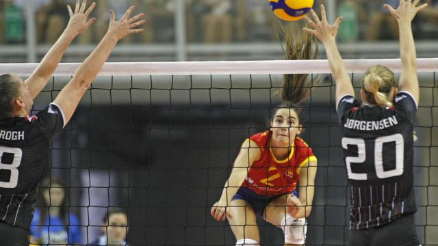 López remata ante Jorgensen y Krogh en el partido que ha enfrentado a España y Dinamarca en Alicante.