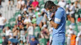 Edgar Badía se lamenta durante el partido en que el Athletic le marca cuatro goles al Elche.