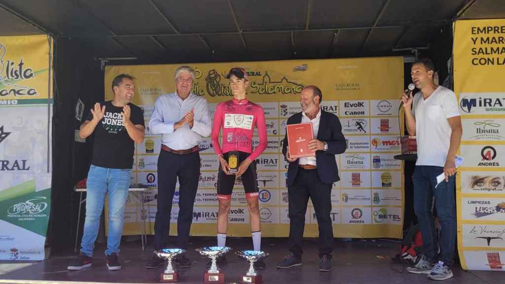 Entrega de premios a los triunfadores de la Vuelta a Salamanca