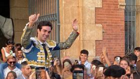 El toledano Tomás Rufo saliendo a hombros de la plaza de Toros de Salamanca.