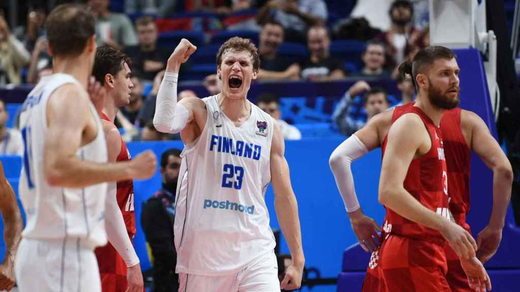 Lauri Markkanen celebra una canasta durante el Finlandia - Croacia del Eurobasket
