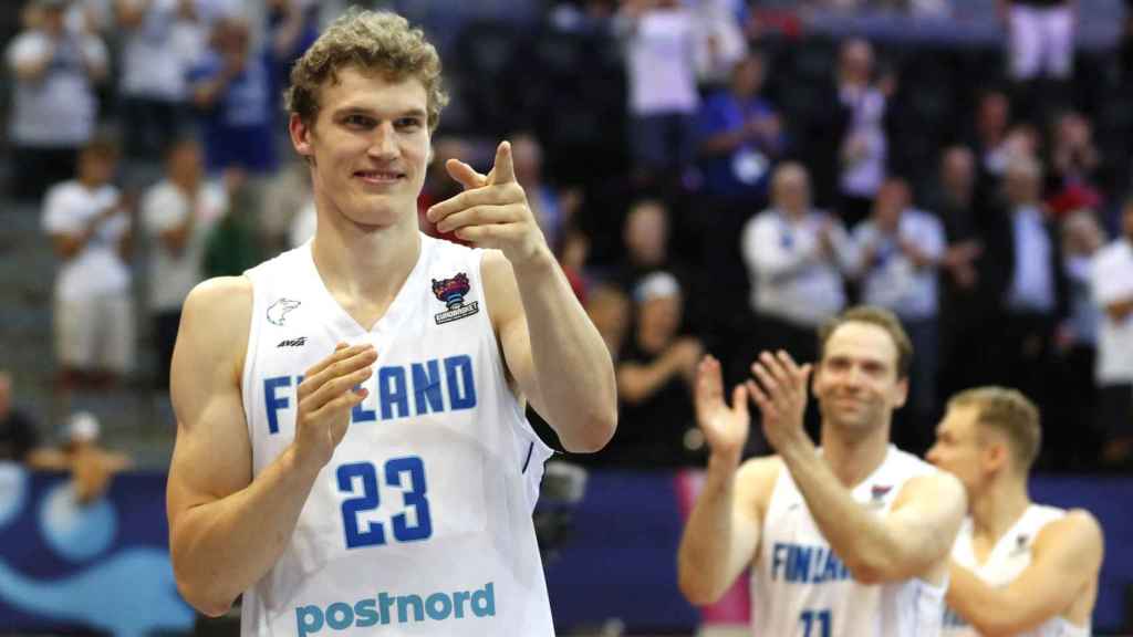 Markkanen celebrando una victoria de Finlandia en el Eurobasket