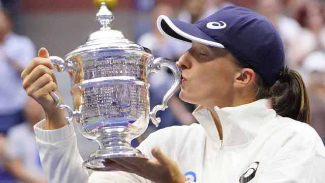 Iga Swiatek, besando el trofeo de campeón del US Open
