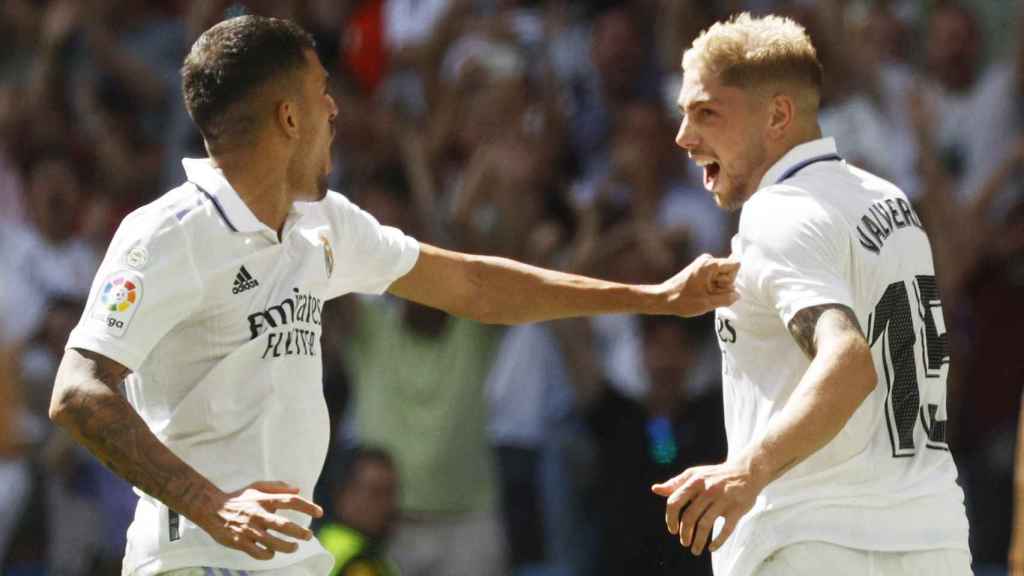Fede Valverde celebra con Dani Ceballos su gol con el Real Madrid