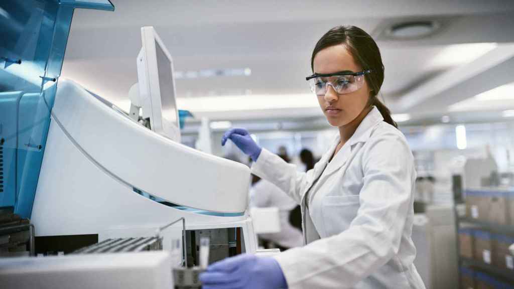 Una mujer trabajando en un laboratorio farmacéutico.