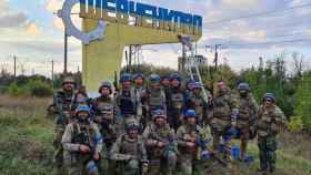 Tropas del ejército ucraniano posan en Vasylenkove, uno de los asentamientos que han recuperado en Járkov.