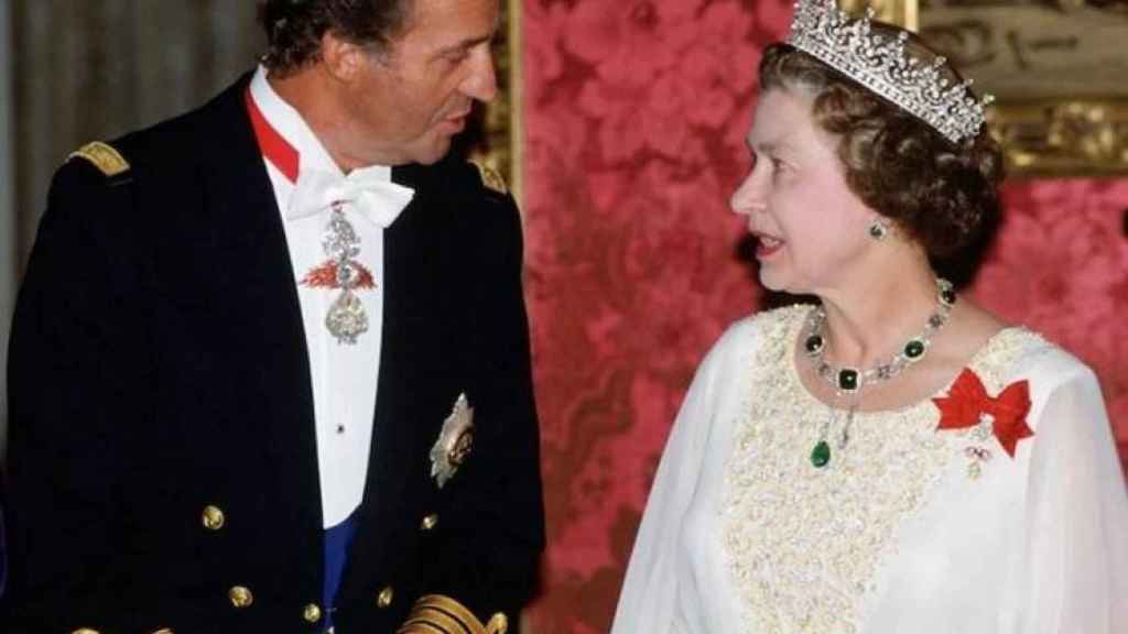Juan Carlos I junto a la reina Isabel II de Inglaterra.