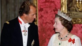 Juan Carlos I junto a la reina Isabel II de Inglaterra.