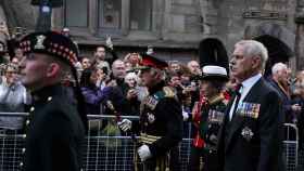 El rey Carlos III junto al príncipe Andrés siguiendo en Edimburgo el cortejo fúnebre de la reina Isabel II.