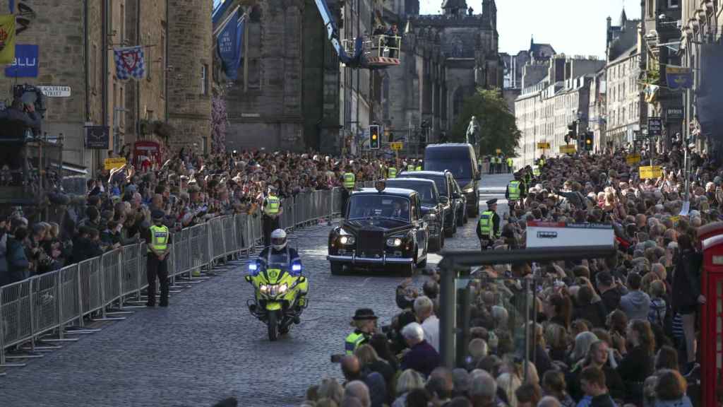 El cortejo fúnebre de Isabel II, en Edimburgo, este lunes 12 de septiembre de 2022.