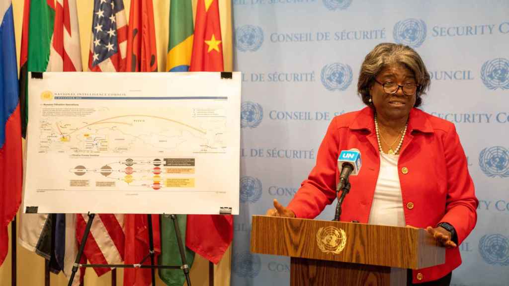 La embajadora de EE. UU. ante la ONU Linda Thomas - Greenfield habla en la reunión de los medios de comunicación de la ONU antes de la reunión del Consejo de Seguridad de las Naciones Unidas.