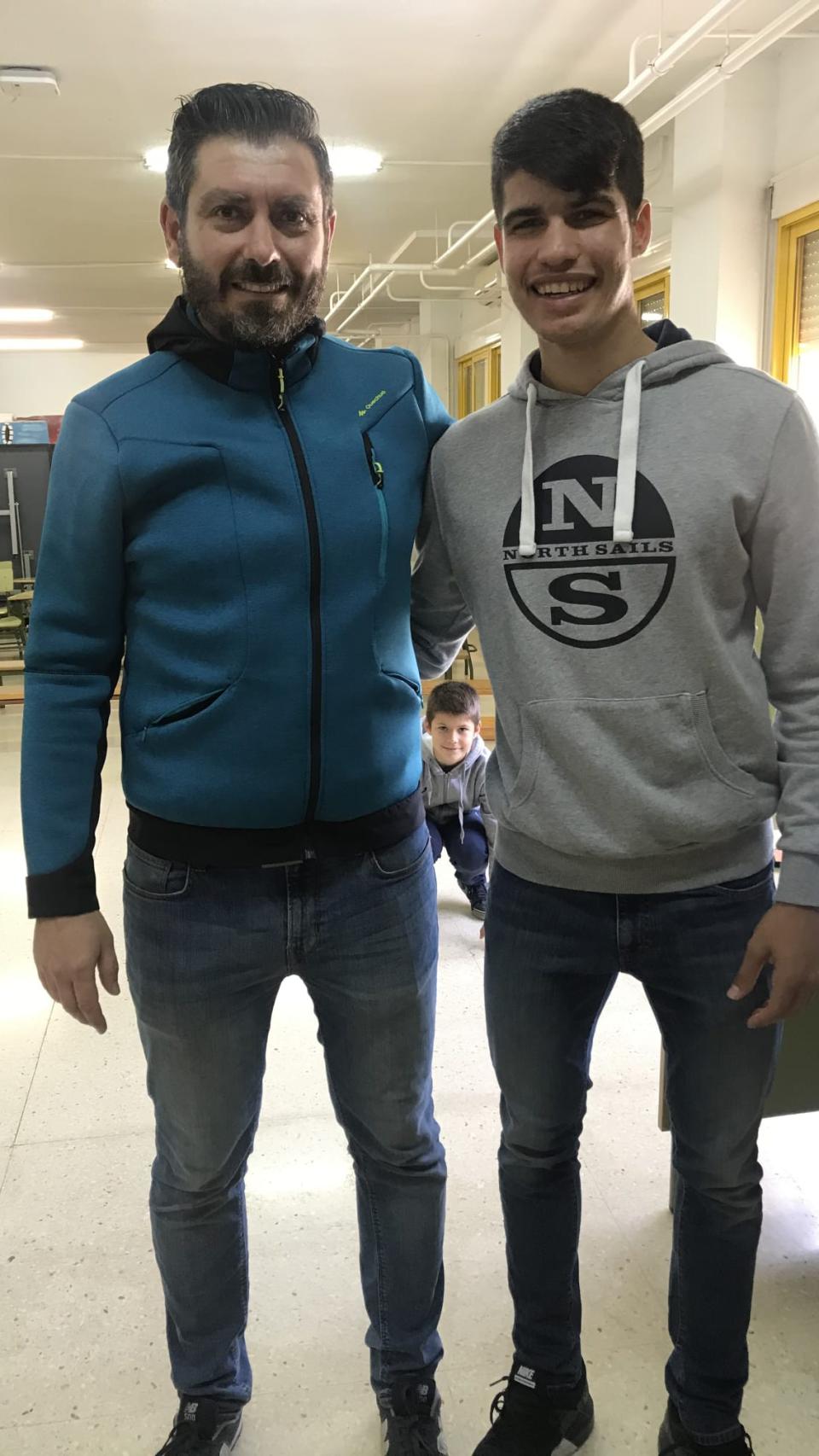 El profesor de educación física Carlos Bocanegra con Carlos Alcaraz en la escuela de su infancia.