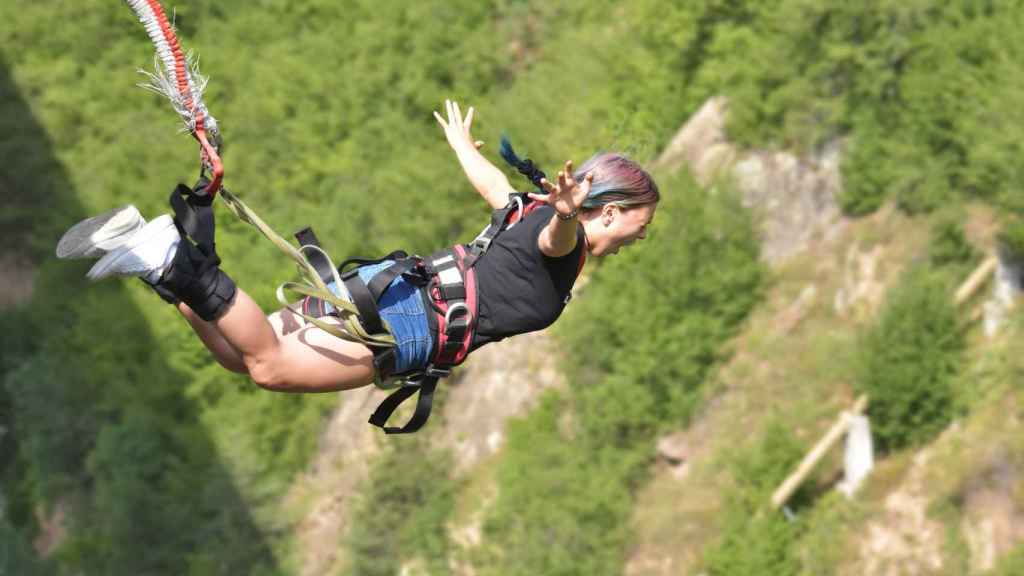 Imagen de archivo de una chica practicando 'bungee jumping'.