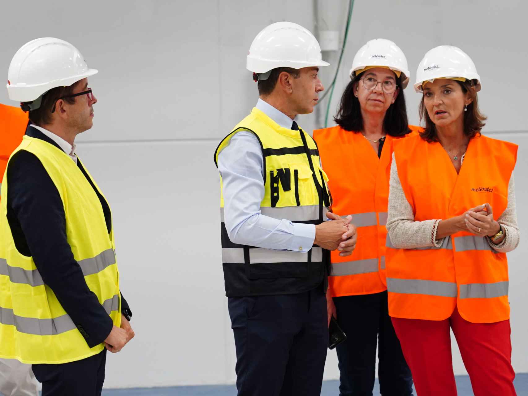 La ministra de Industria, Reyes Maroto (i), en un momento de la visita a la fábrica junto al CEO de Patatas Meléndez, Javier Meléndez