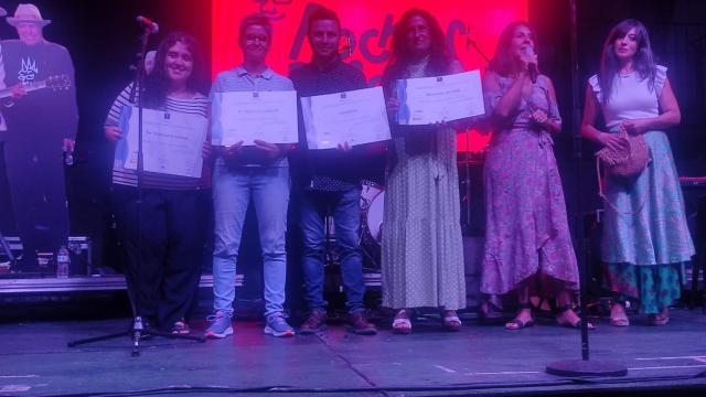 Entrega de distintivos durante las Fiestas de la Yedra en La Adrada