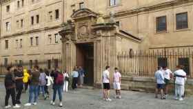 Alumnos a la entrada de la Universidad Pontificia de  Salamanca