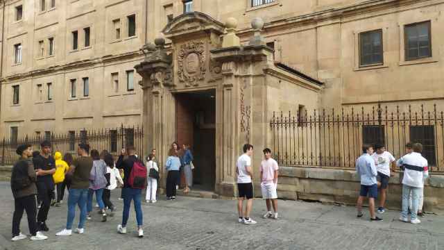 Alumnos a la entrada de la Universidad Pontificia de  Salamanca