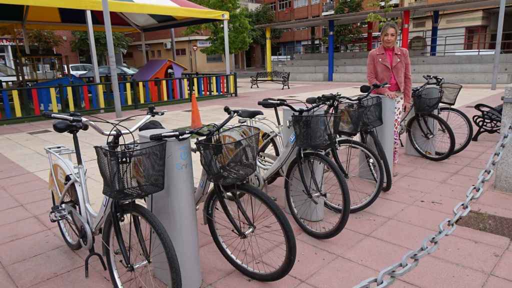 La concejala de Fomento y Medio Ambiente, Marta Labrador, en una estación de bicicletas