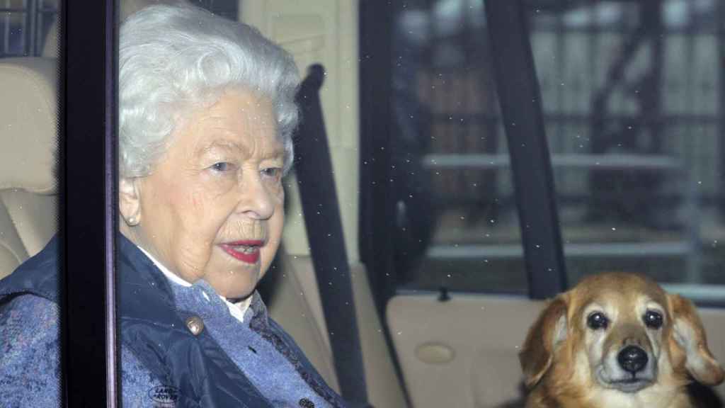 La Reina, con uno de sus perros en el coche.