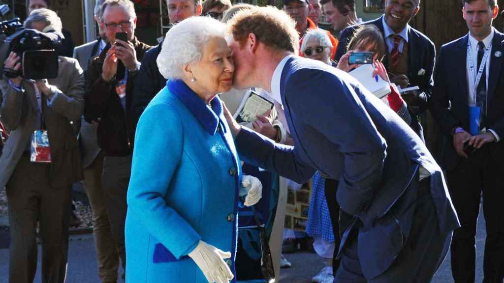 La reina Isabel II y el príncipe Harry en una imagen de archivo.