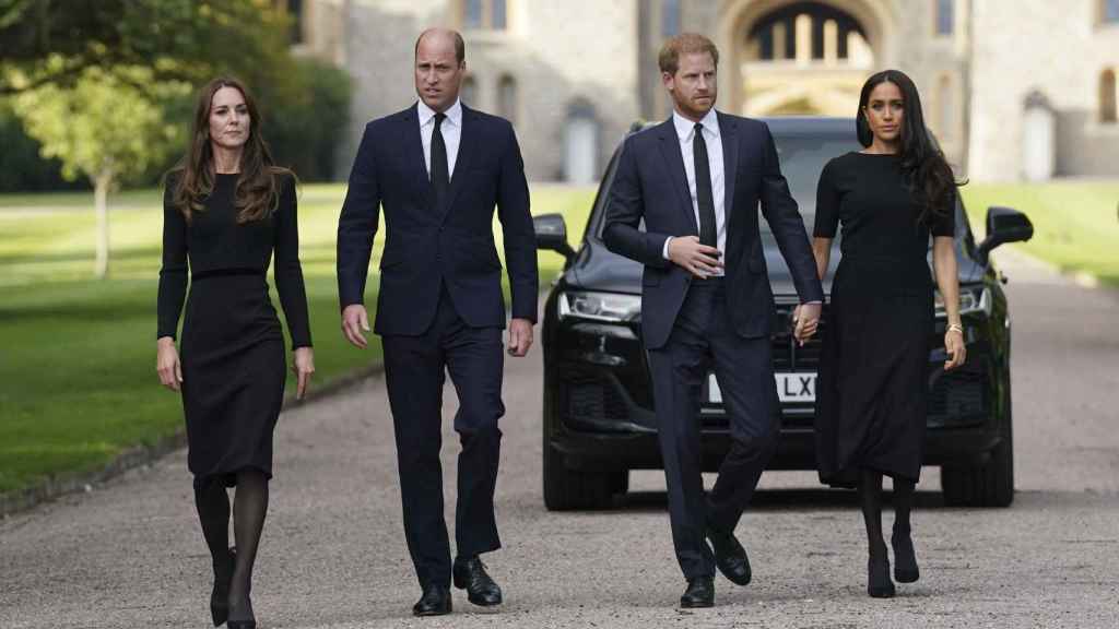 Meghan y Harry junto a los príncipes de Gales a las afueras del Castillo de Windsor para agradecer a la gente allí congregada.