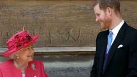 La reina Isabel y el príncipe Harry en una imagen de archivo, difundida por la Casa Real británica.