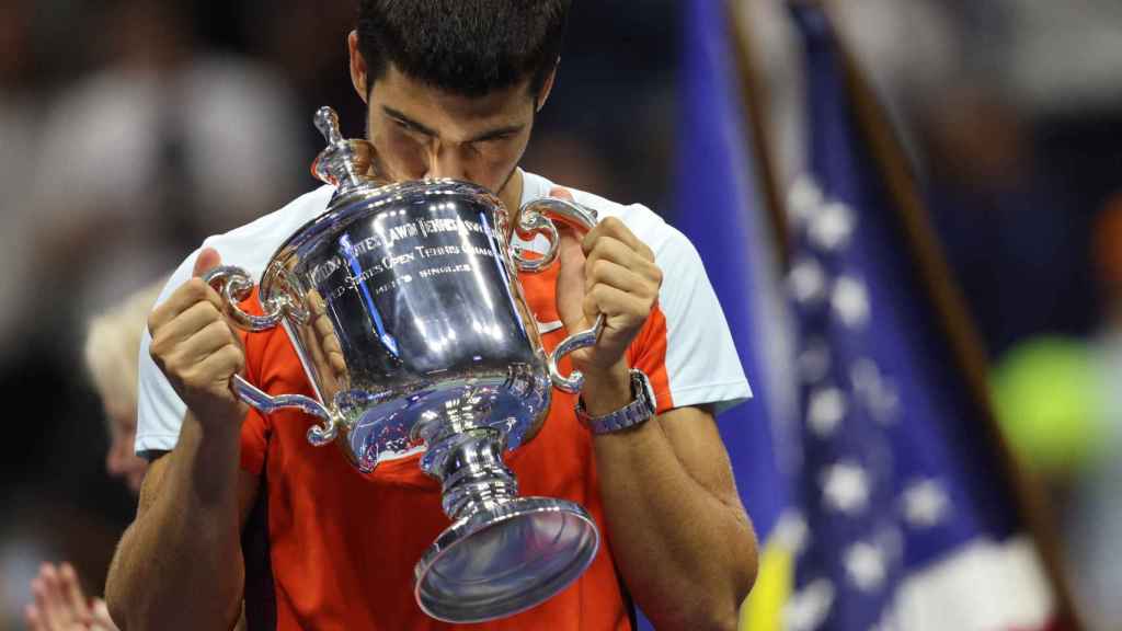 Carlos Alcaraz con el título del US Open