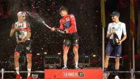 Juan Ayuso y Remco Evenepoel disfrutan en el podio de La Vuelta