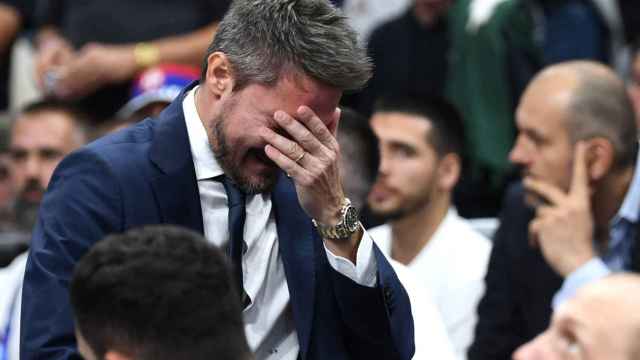 Gianmarco Pozzecco, seleccionador de baloncesto de Italia, llorando tras ser expulsado en el Eurobasket