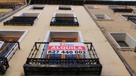 Vivienda con un cartel de alquiler.