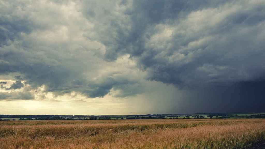 Imagen de archivo de la formación de una tormenta sobre un campo de cultivos.