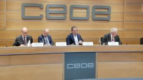 Varios de los autores del informe e Íñigo Fernández de Mesa (IEE y CEOE), en el centro,  durante la presentación del estudio.