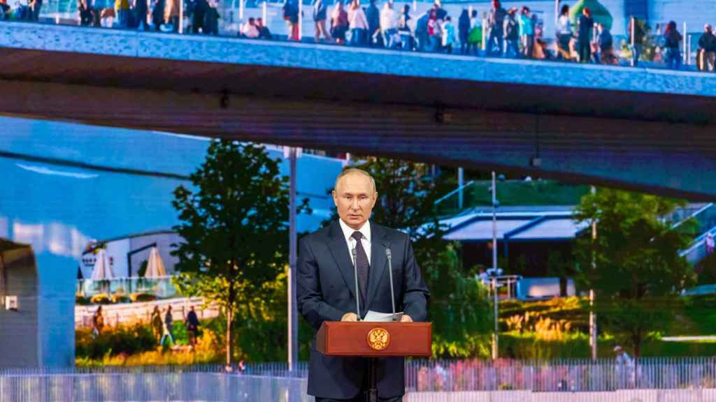 El presidente ruso , Vladimir Putin , se dirige a la audiencia durante el concierto de gala para conmemorar el 875 aniversario de Moscú en la Sala de Conciertos Zaryadye en Moscú, Rusia.