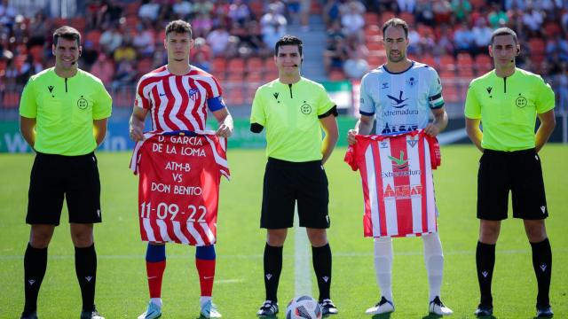 David García de la Loma en el centro de la imagen en su debut en 2 RFEF