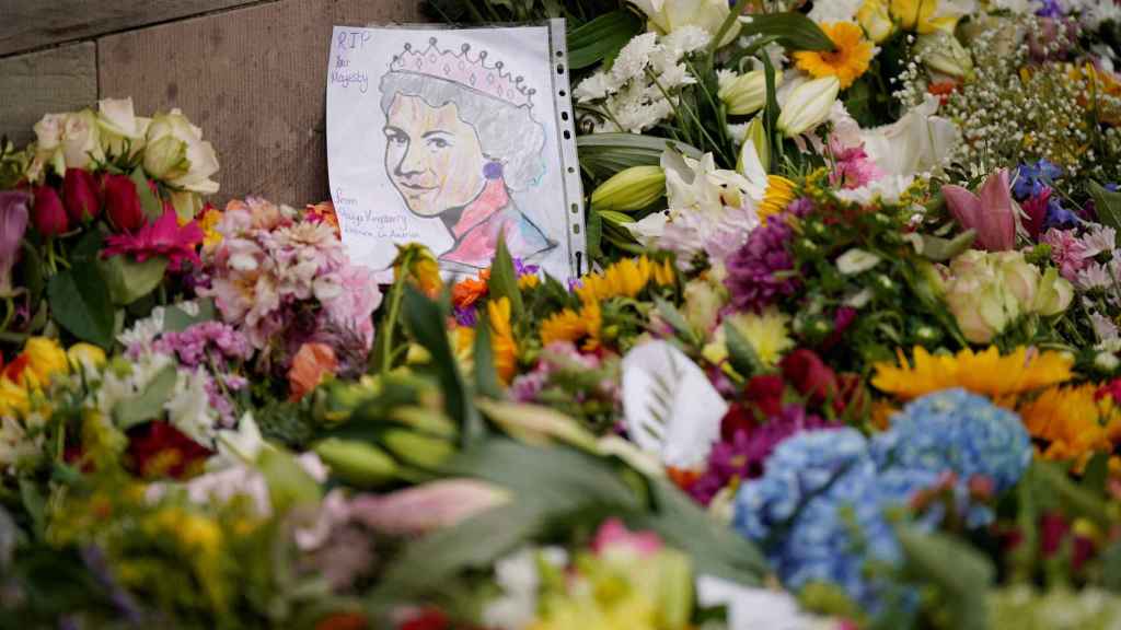 Flores y dibujos de los ciudadanos británicos frente al palacio de Hillsborough.