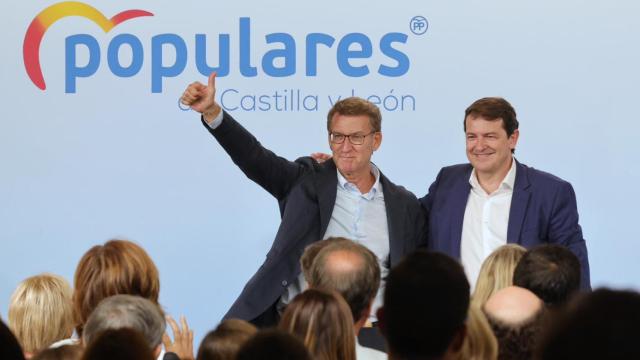 El presidente del PP, Alberto Núñez Feijóo, y el de la Junta, Alfonso Fernández Mañueco, en la rueda de prensa de este martes.