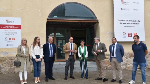 El consejero de Presidencia, Jesús Julio Carnero, visita el antiguo mercado de Vitigudino