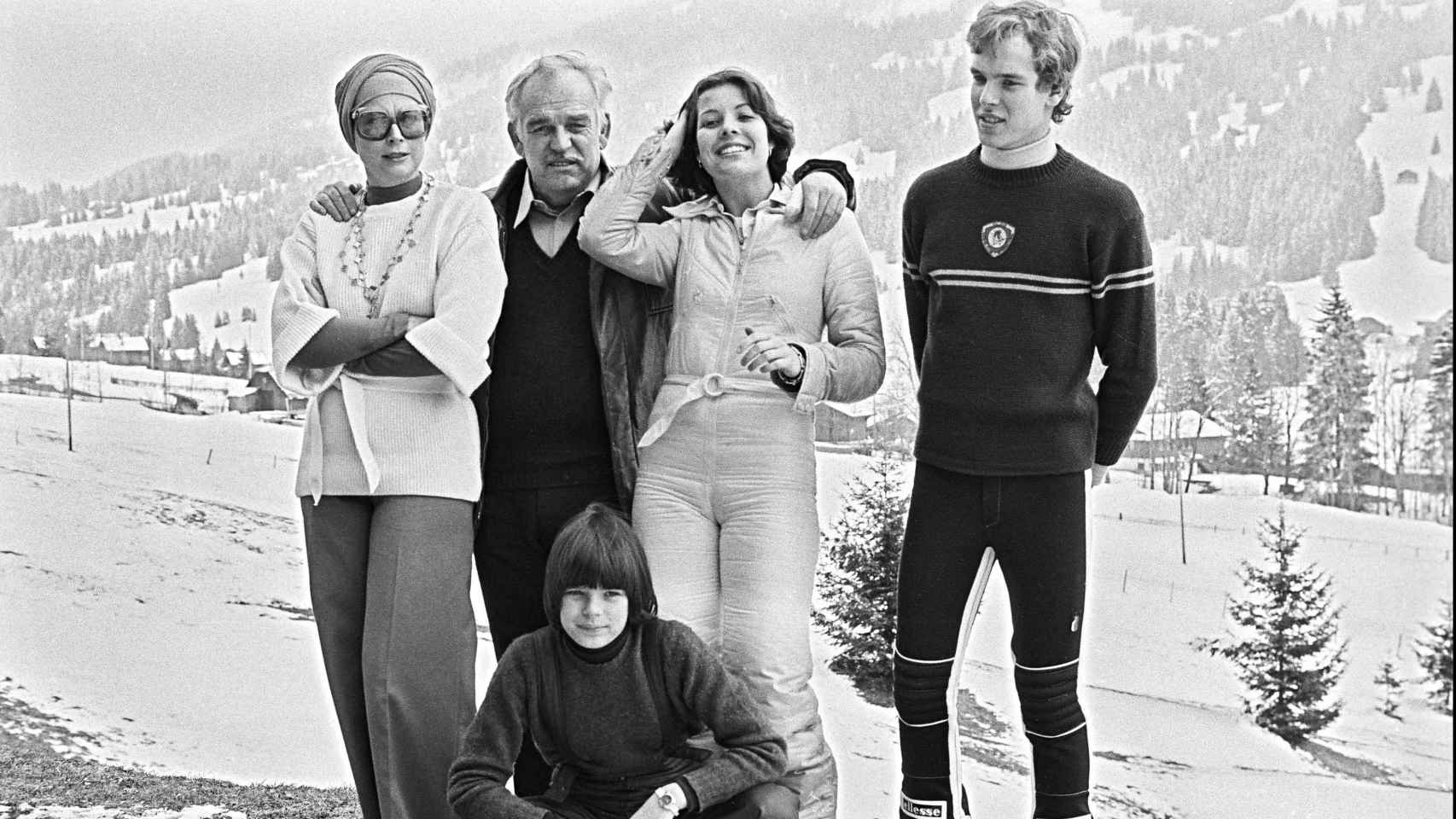 Grace Kelly y Raniero de Mónaco junto a sus hijos, Carolina, Estefanía y Alberto.