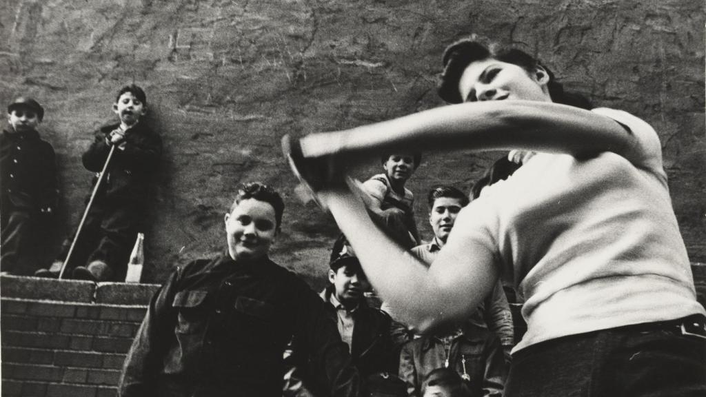 William Klein: 'Retrato da equipe de stickball, 40th Street entre a 2ª e a 3ª avenidas', 1954-55