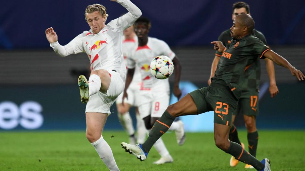 Emil Forsberg intenta cortar un ataque del rival