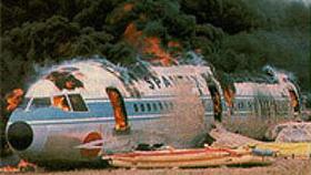 El avión, ardiendo.